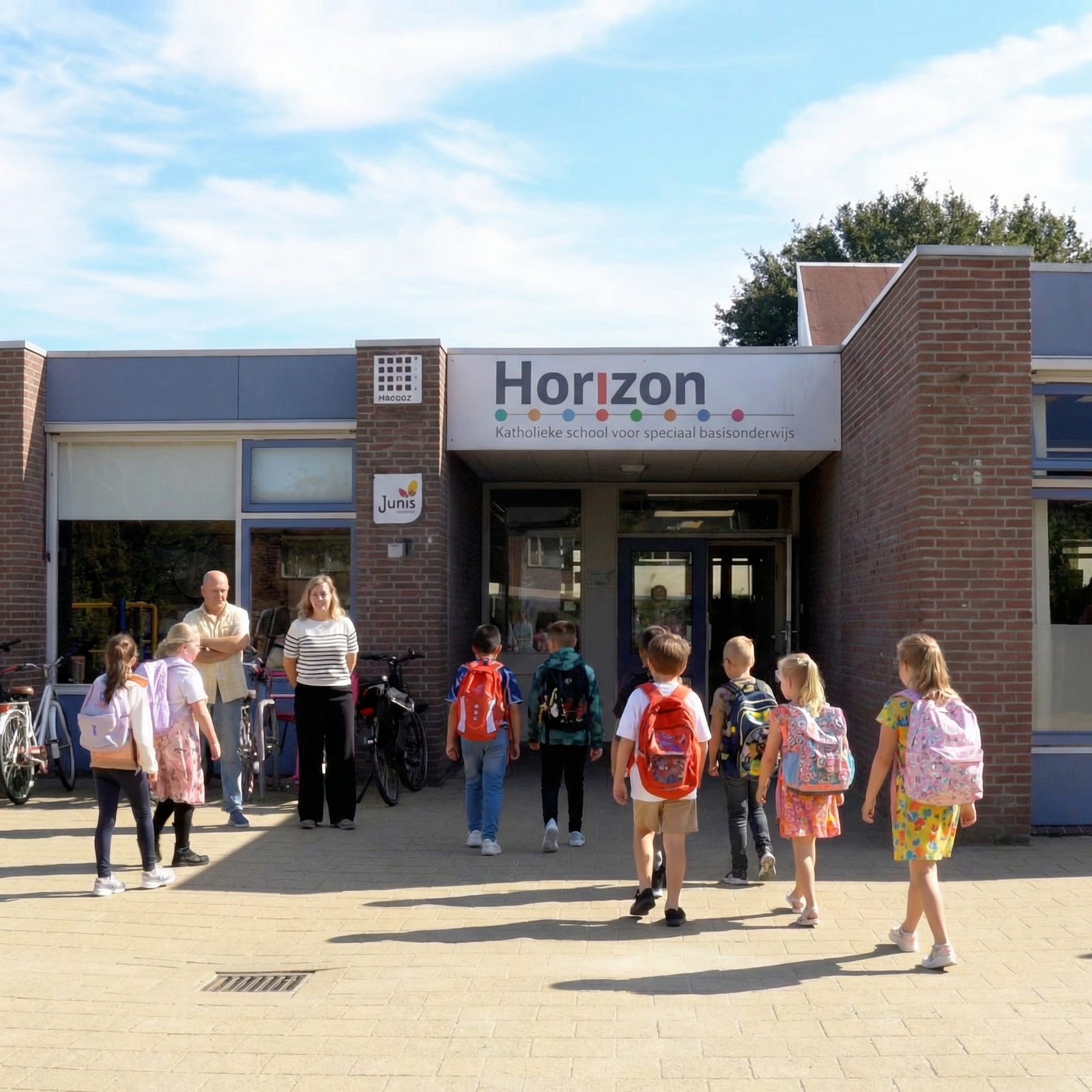 Kinderen lopen naar de ingang van basisschool De Horizon Zoetermeer